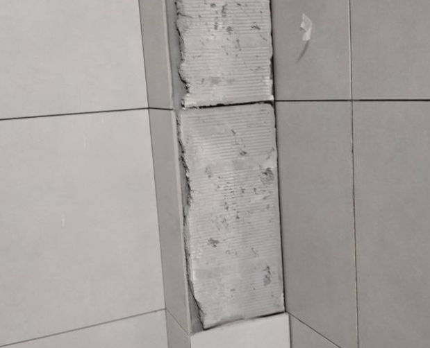 册亨瓷砖空鼓维修公司分享下瓷砖施工前基层浇水润湿程度不足，可能导致以下问题